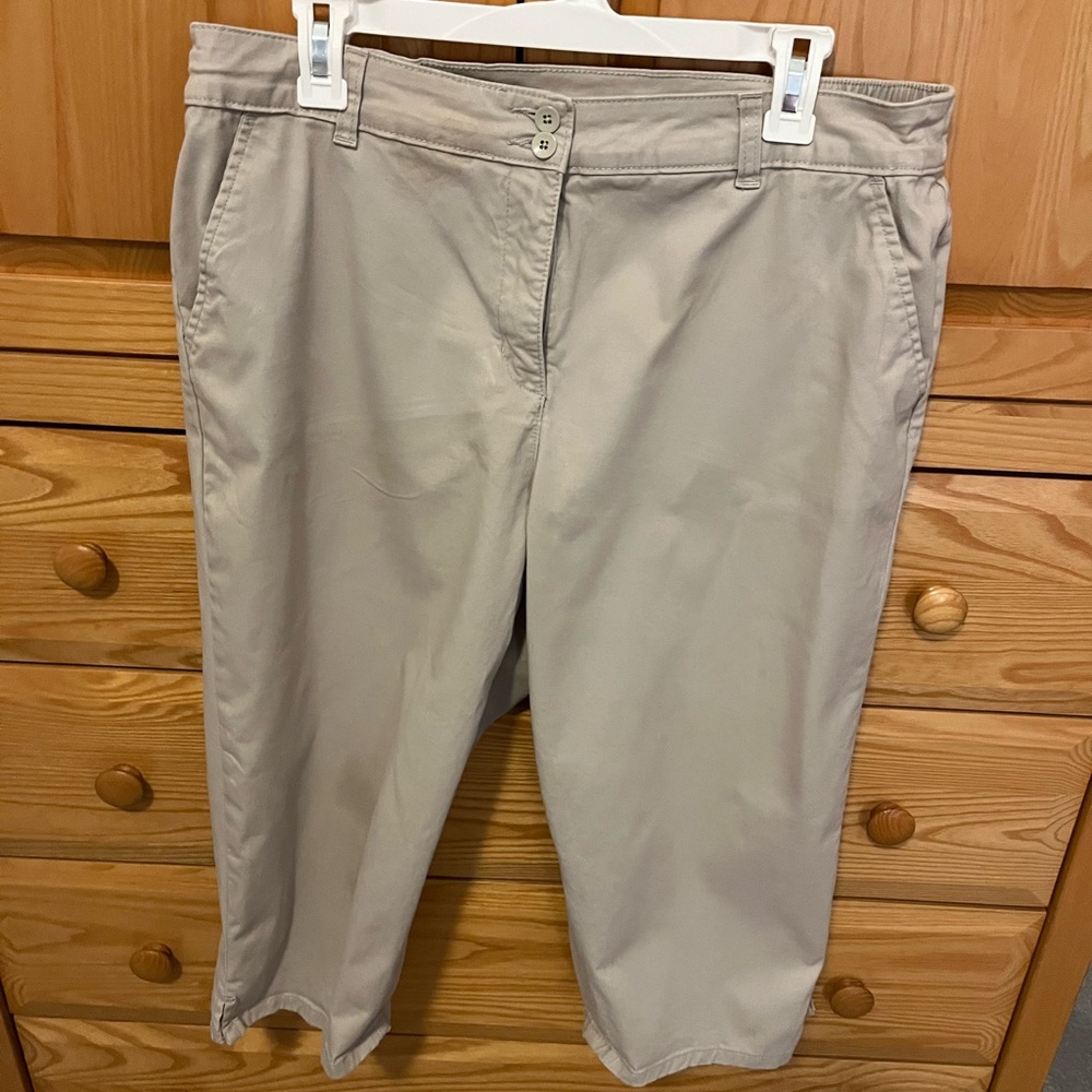 Karen Scott 16P khaki capri pants.